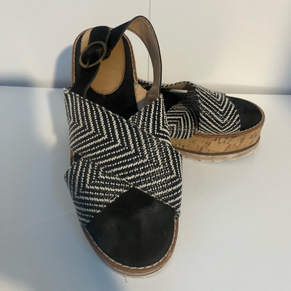 Adorable platform sandals - Picture 2 of 2